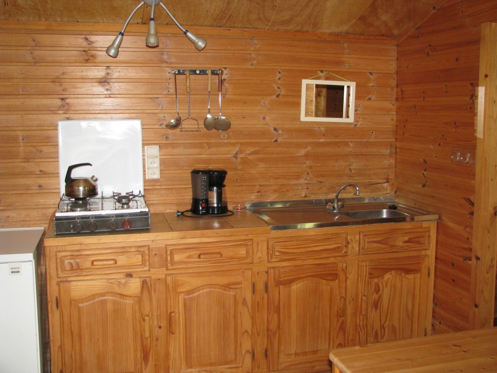 De woonkamer, met een kleine doch efficiënte keuken