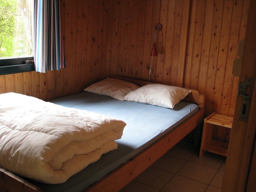 In de tweede slaapkamer staat een klein tweepersoons bed