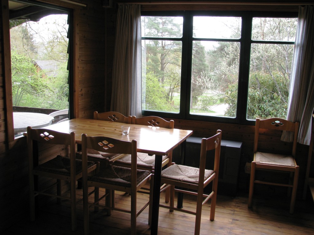 De woonkamer beschikt over een eettafel en een open keuken