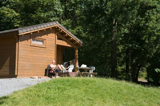 Op het terras bevindt zich een gezellige picknicktafel en de ligging van de blokhut is perfect voor zonliefhebbers.