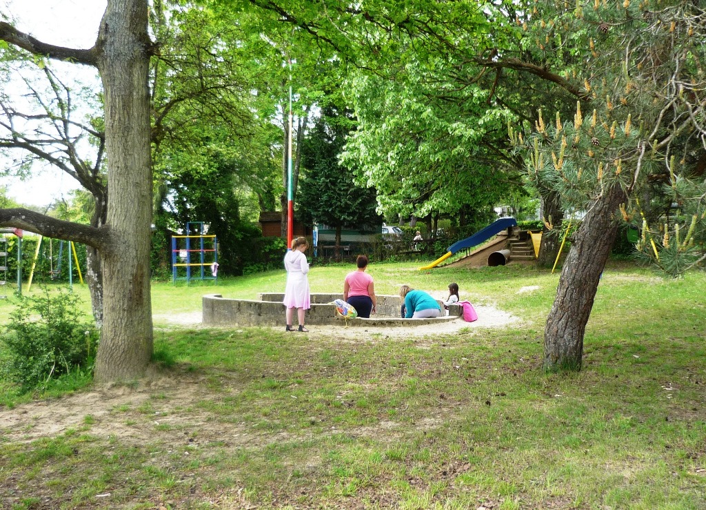 De grote speeltuin ligt recht tegenover het terras van La Cafet'. U kunt dus op het terras genieten terwijl de kinderen heerlijk spelen in de speeltuin.